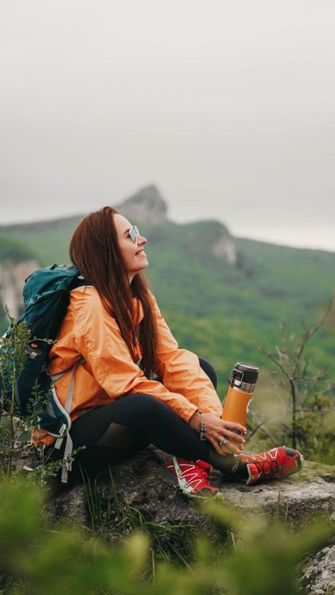 Celebrate spring on the trails with these chic and functional women's hiking outfits. Embrace the season's beauty while conquering the great outdoors. 🌼🌿 #SpringHikingOutfits #TrailFashion #AdventureInStyle Woman In The Mountains, Hiking Portraits, Mountain Hiking Photography, Photoshoot In Mountains, Trail Photoshoot, Hiking Photoshoot, Spring Hiking Outfits, Hiking Picture Ideas, Hiking Poses