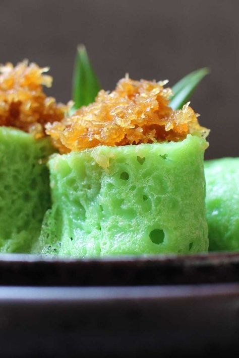 Indonesian Dessert - Dadar gulung (literally “rolled pancake”) is a traditional sweet snack commonly found in marketplaces and street-side stalls (warung), especially in Java and Bali. Coconut Filling, Indonesian Desserts, Masala Tea, Green Food Coloring, Grated Coconut, English Food, Indonesian Food, Vegan Cooking, Sweet Taste