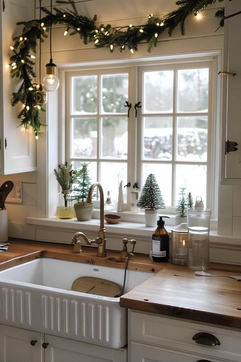 19 Small Apartment Christmas Decor Ideas For Every Room Small House Christmas Decor, Small Space Christmas Decor, Small House Christmas, Hygge Christmas Decor, Small Apartment Christmas Decor Ideas, Small Apartment Christmas Decor, Small Apartment Christmas, Apartment Christmas Decor Ideas, Apartment Christmas Decor