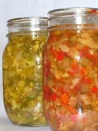 Make a spicy red tomato or green pepper relish with one canning recipe Spicy Green Tomato Relish, Red Tomato Relish, Green Pepper Relish Canning Recipes, Green Pepper Relish Recipe, Green Pepper Relish, Canned Peppers, Green Bell Pepper Recipes, Canning Bell Peppers, Spicy Relish