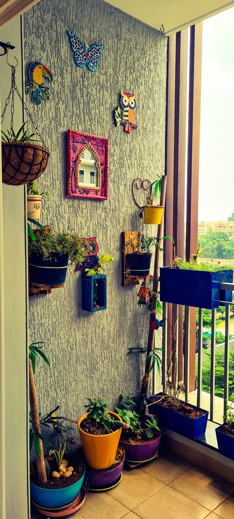 Balcony Colour Ideas, Balcony Decor Ideas Indian, Diy Balcony Decor Ideas, Balcony Wall Decor, Balcony Garden Design, Plant Balcony, Making Frames, Indian Balcony, Wall Decor Indian