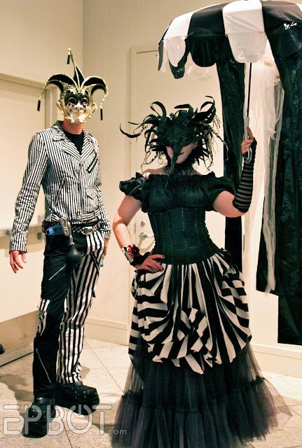 EPBOT: Book Review: The Night Circus Gala Attire, Steampunk Circus, The Night Circus, Circus Dress, Halloween Circus, Dark Circus, Dress Up Boxes, Gala Fashion, Night Circus