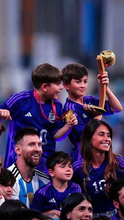 Messi And His Family, Soccer Girls Outfits, Lionel Messi Family, Fc Barcelona Players, Messi Pictures, Messi World Cup, Antonella Roccuzzo, Ronaldo Quotes, Lionel Messi Barcelona