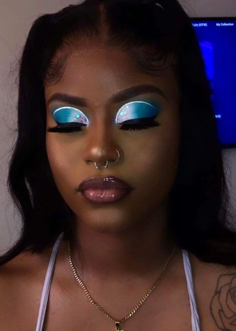 Blue And White Eyeshadow Looks, Blue And White Eyeshadow, Royal Blue Makeup Looks, Royal Blue Makeup, White Eyeshadow Looks, Art Anatomy, Face Beat Makeup, Blue Makeup Looks, White Eyeshadow