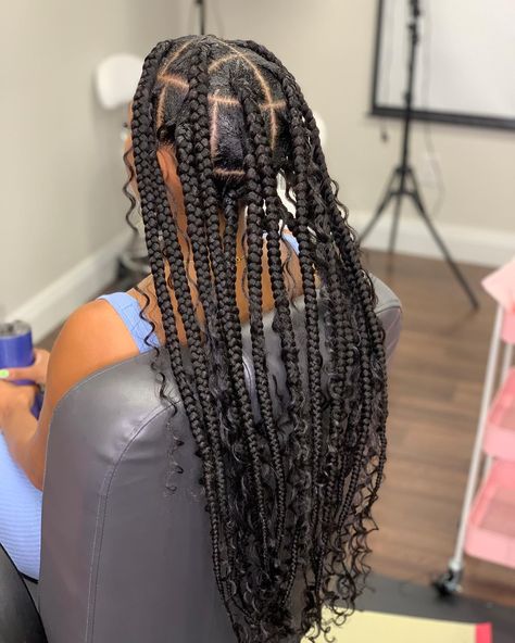 Explore stunning large box braids hairstyles for a bold and chic look. Discover creative braiding ideas for a trendy and unique style statement. Click the article link for more photos and inspiration like this // Photo Credit: Instagram @bonabraids // #bohemianbraids #boxbraids #boxbraidshairstyles #boxbraidsstyles #crochetboxbraids #fauxlocs #goddessbraids #knotlessboxbraidsideas Box Braids Knots, Large Box Braids Hairstyles, Braiding Ideas, Box Braids Bob, Crochet Curls, Braids Boho, Triangle Box Braids, Large Box Braids, Braiding Hairstyles