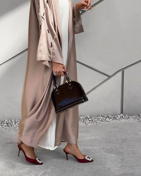 Hijabs • Instagram Abaya Photoshoot Ideas, Abaya Photoshoot, Abaya Fits, Modest Attire, Uni Outfit, Hijab Simple, Neat Casual Outfits, Modern Hijab Fashion, Eid Outfits