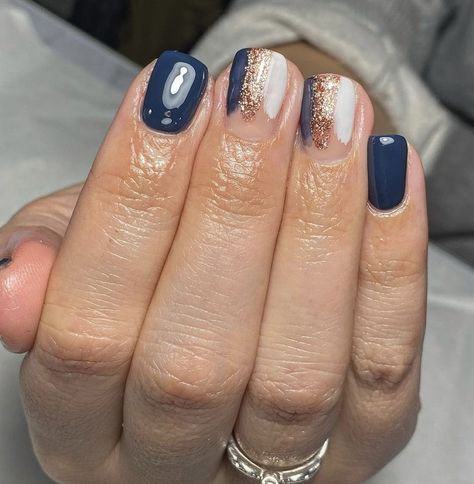 Subtle Nail Art Short Nails, Fun Nails 2023 Trends, Trendy Short Nails Summer Gel, Fall Fun Nails Ideas, Dip Nail Designs Fall, Nail Polish Ideas For Short Nails, Cute Dip Nails Ideas, January Dip Nails, Fun Dip Nails