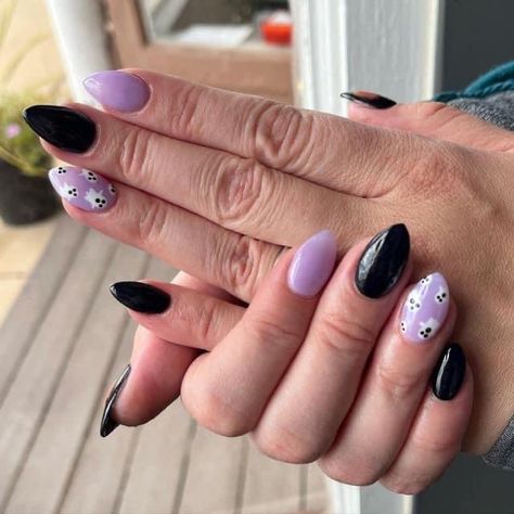 Light Purple Nails Halloween, Iridescent Halloween Nails, Cute Pastel Halloween Nails, Black And Purple Spooky Nails, October Nails Halloween Purple, Purple Sparkle Halloween Nails, Black Sparkle Halloween Nails, Pink Purple Halloween Nails, Cute Witch Nails