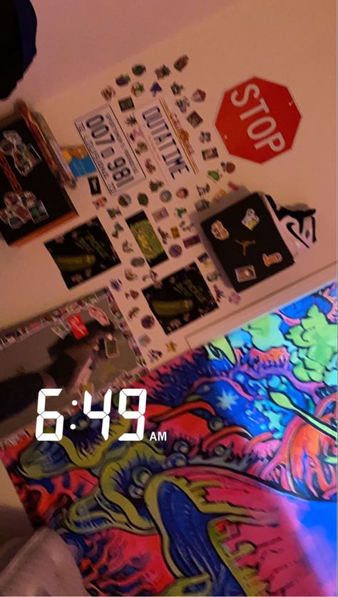 Road Signs In Bedroom, Sporty Room Decor, Road Sign Bedroom Aesthetic, Road Signs Aesthetic Room, Sporty Room Aesthetic, Road Signs Bedroom, Trippie Room, Emo Aesthetic Room, Trippy Aesthetic Room