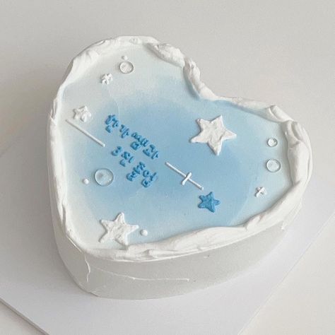 Cake Idea For Birthday, Blue Birthday Cake Aesthetic, Cute Aesthetic Cakes, Cake Pictures Aesthetic, Pretty Cake Designs, Mini Cake Designs, Bday Cake Ideas, Cake Stand Ideas, Cute Cake Designs