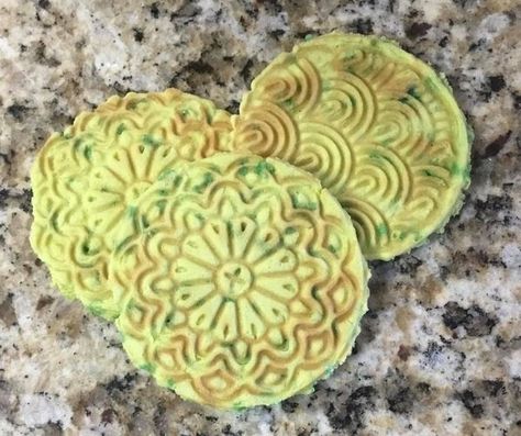 Pumpkin Pizzelle Recipe, Pizelle Recipe, Pizzelle Cookies, Pizzelle Recipe, Italian Christmas Cookies, Lavender Recipes, Italian Cookie Recipes, Italian Bakery, Biscotti Cookies