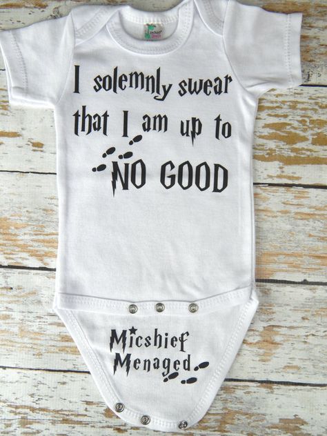 Harry Potter Onesie, Funny Harry Potter, Harry Potter Baby, Funny Baby Onesies, Mischief Managed, Harry Potter Funny, Funny Babies, Cricut Projects, Baby Shower Gifts