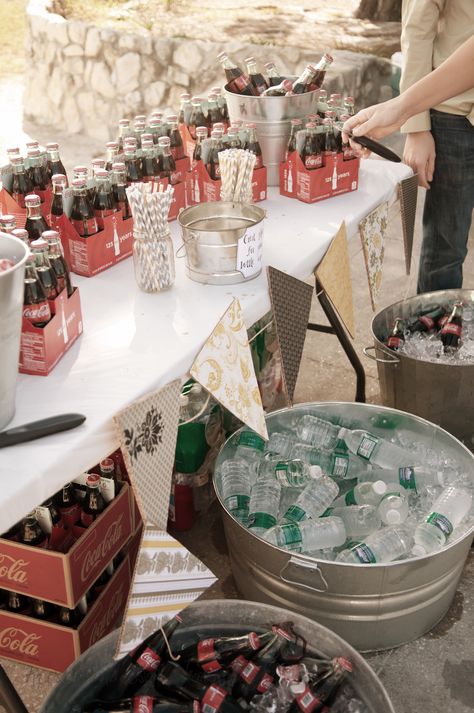 want to do this for the wedding 1940s Soda Shop, Soda Bar Graduation Party, Ged Graduation, Soda Station, Coca Cola Wedding, Grooming Tattoo, Wedding 50s, 50s Birthday, Coca Cola Party