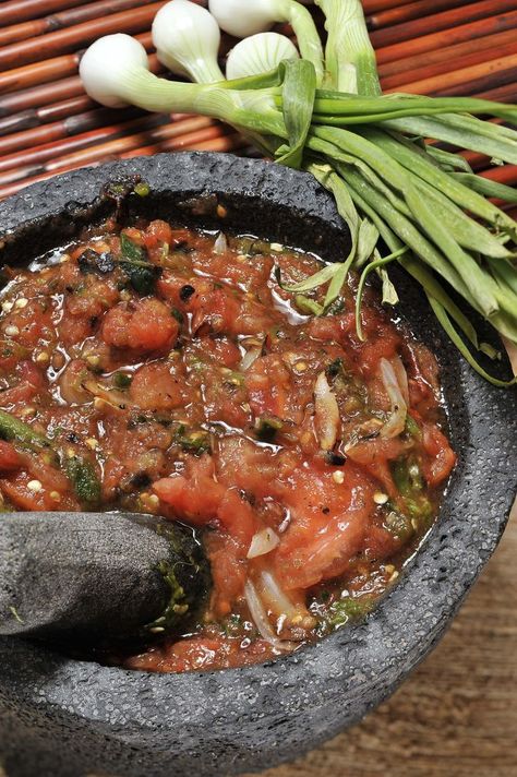 Esta receta mexicana de salsa de tomate y chile de árbol es muy sencilla de preparar, su sabor además de su textura es increíble. Ideal para darle sabor y sazón a tacos, sopes, quesadillas, sin duda a una una gran variedad de antojitos mexicanos. ¡Aprende a hacerla en casa! Mexican Salsa Recipes, Real Mexican Food, Mexican Sauce, Mexico Food, Mexican Cooking, Salsa Recipe, Mexican Food Recipes Authentic, Mexican Dishes, Kitchen Recipes