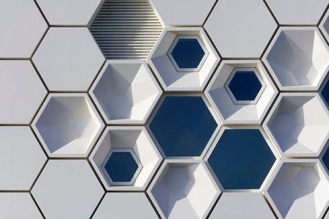 Beehive Architecture, Hexagon Structure, Hexagonal Architecture, Hexagonal Structure, Facade Pattern, Hotel Facade, Parametric Architecture, Experience Center, Parametric Design