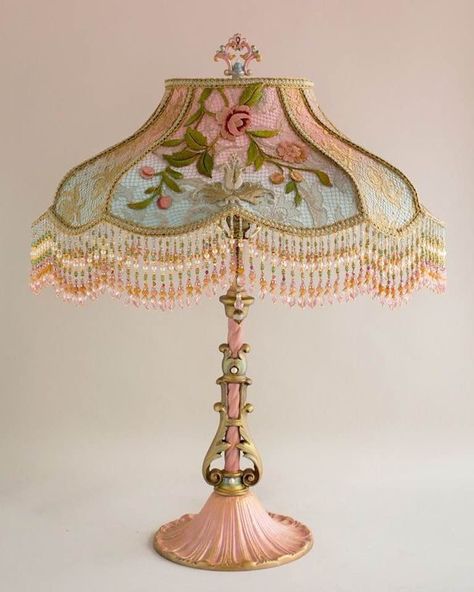 Parisian Modern, Victorian Lamp, Creative Lamp Shades, Shabby Chic Lamp Shades, Lampe Art Deco, Antique Lamp Shades, Beaded Lamps, Lampshade Makeover, Rustic Lamp Shades