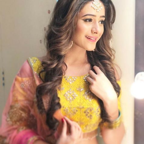 Hiba Tikka Hairstyle, Hairband Hairstyle, Mang Tika, Hiba Nawab, Open Hair, Hair Styels, Engagement Hairstyles, Body Hot, Open Hairstyles