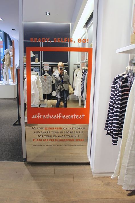 A selfie station when they check out new books?? Store Activation Ideas, Mirror Branding, In Store Marketing, Store Selfie, Brand Installation, Photo Op Ideas, Branded Mirror, Interactive Retail, Spiegel Selfie