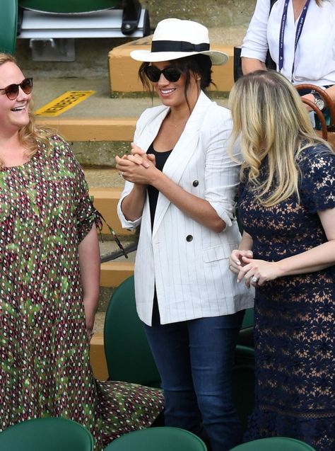 Meghan Markle Cheers On Serena Williams at Wimbledon – Footwear News Meghan Markle Wimbledon, Meghan Markle Casual Style, Jeans And Pumps, Tulle Gowns, Elegant Cape, Brunette Actresses, Gold Tulle, Princess Meghan, Meghan Markle Style