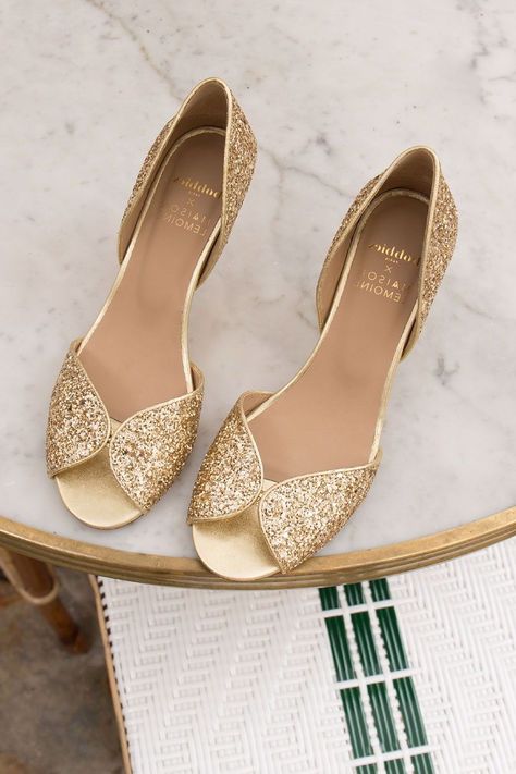 Sandales Le Trésor #shoe #shoes #womenshoes Gold Pleated Skirt, Giuseppe Zanotti Heels, Wedding Sandals, Accessories Wedding, Gold Heels, Bridal Outfits, Denim Jean, Bridal Shoes, Giuseppe Zanotti