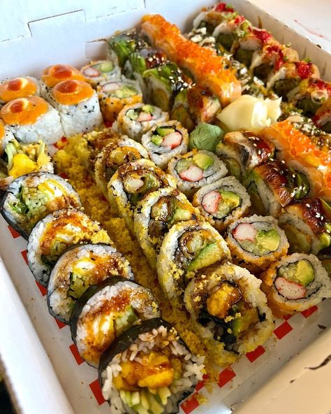 Satisfying Eats, Sushi Platter, Asian Restaurant, Sleepover Food, Healthy Summer Recipes, Food L, Food Babe, Best Food Ever, Sushi Bar