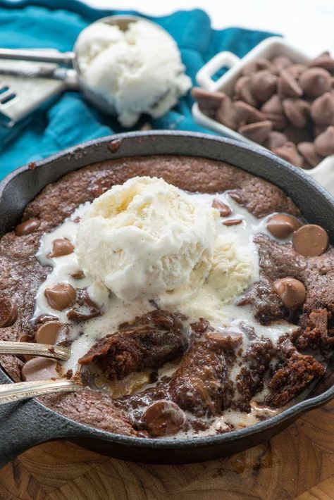 Brownie For Two, Skillet Desserts, One Bowl Brownies, Skillet Brownie, Batch Baking, Easy Brownie, Batch Recipes, Small Batch Baking, Best Brownie Recipe