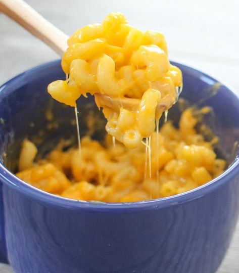 Microwave Macaroni and Cheese in a Mug - Kirbie's Cravings Kraft Mac And Cheese Recipe, Avocado Mac And Cheese, Quick Mac And Cheese, Easy Meals For One, Easy Macaroni, Creamy Macaroni And Cheese, Mac And Cheese Recipe, Mug Recipes, Microwave Cooking