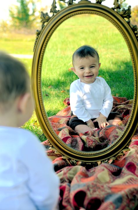 Baby photography Baby Mirror, Mirror Photography, Memory Pictures, Toddler Photography, Newborn Baby Photos, Baby Props, Photographs Ideas, Simple Photo, Boy Pictures