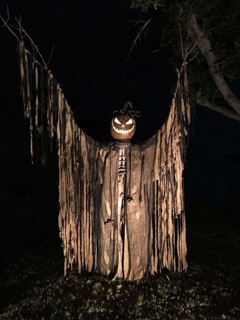 Veselý Halloween, Creepy Halloween Props, Halloween Props Scary, Scary Halloween Decorations Outdoor, Halloween Diy Outdoor, Halloween Outside, Halloween Decor Diy, Casa Halloween, Halloween Props Diy