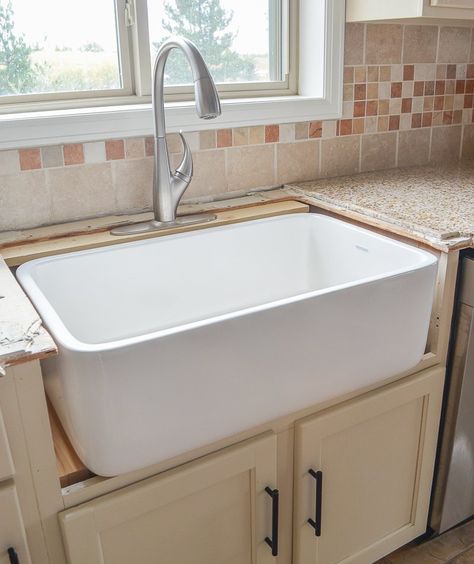 Undermount Farmhouse Sink, Clean Porcelain Sink, Sink Diy, Kitchen Sink Diy, Farmers Sink, Farmhouse Sink Installation, Stainless Steel Farmhouse Sink, Diy Steps, Minimalist Home Office