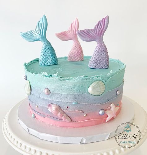 Kitty Mermaid Cake, Simple Mermaid Birthday Cake, Simple Mermaid Cake, Pastel Bakery, Kids Birthday Cake Ideas, Oneder The Sea, Lil Mermaid, Mermaid Birthday Party Invitations, Bakery Treats