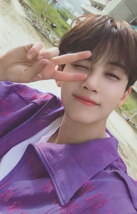 Vernon Chwe, Seventeen Wonwoo, Seventeen Album, Seventeen Wallpapers, Best Cosplay, Peace Sign, Kpop Idol, Photo Cards, Seventeen