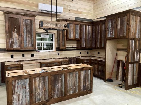 Pole Barn Homes Interior, Tin Kitchen, Barn Kitchen, Rustic Kitchen Cabinets, Farmhouse Kitchen Remodel, Rustic Cabinets, Barn Style House Plans, Dekor Diy, Rustic Kitchen Design