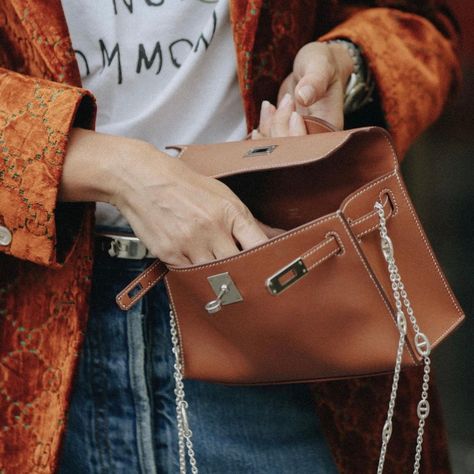 Hermès Reveal & Review: Would You Choose a Kelly Pochette or Kelly 25? - PurseBop Hermes Pochette Kelly, Kelly Pochette Outfit, Kelly Pochette Hermes, Hermes Strap, Hermes Wishlist, Hermes Pochette, Hermes Kelly Pochette, Community Picture, Hermes Clutch