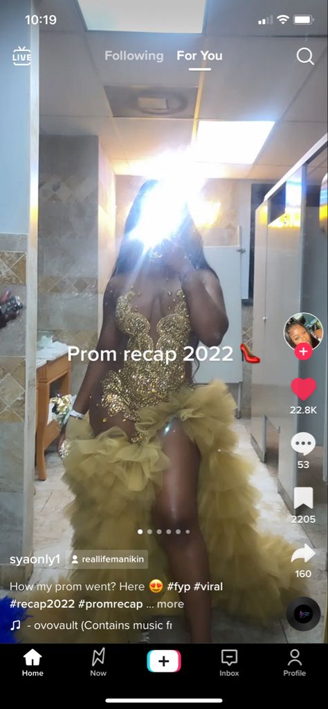 Baddie Prom Dresses, Classy Prom, Prom Inspiration, Prom Dress Inspo, After Prom, Sparkly Prom Dresses, Gorgeous Prom Dresses, Gold Prom Dresses, Prom Girl Dresses