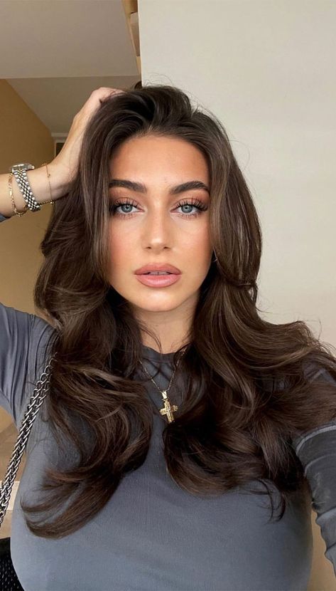 Espresso Hair Color, Trendy Fall Hair Color, Rich Brown Hair, Rambut Brunette, Elegantes Makeup, Mekap Mata, Dark Brunette Hair, Hair Color Chocolate, Brown Hair Looks