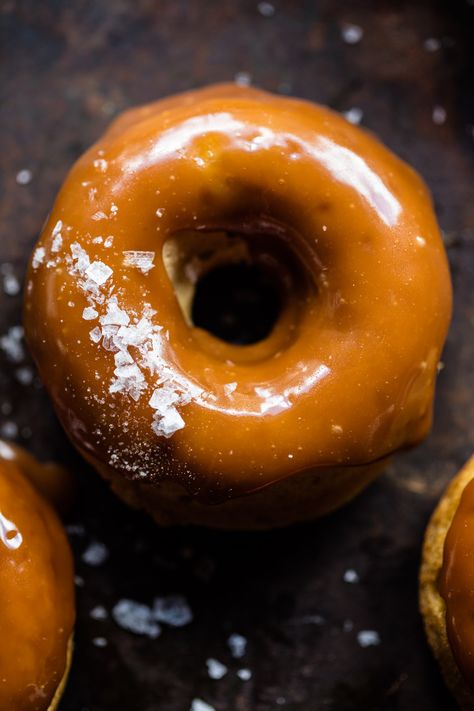 Baked Salted Caramel Apple Cider Doughnuts | halfbakedharvest.com @hbharvest Whole 30 Dessert Recipes, Caramel Doughnuts, Apple Doughnut, Caramel Apple Cider, Whole 30 Dessert, Salted Carmel, Homemade Doughnuts, Baked Doughnuts, Apple Cider Caramels