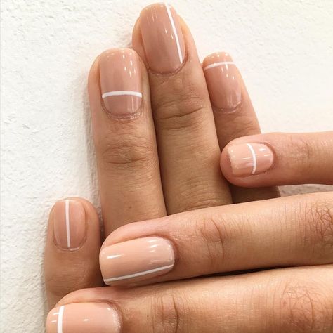 hands with a manicure Unghie Sfumate, Easy Manicure, Nagellack Trends, Minimal Nails, Summer Nails Colors, Neutral Nails, Minimalist Nails, Diy Manicure, Chic Nails