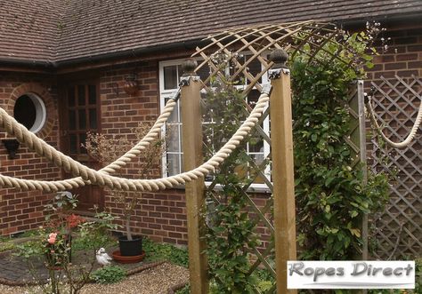 Want to make a garden rope fence? Check out our guide on how to build a rope fence and, to buy decking rope and rope end fittings. Expert advice from RopesDirect. Rope Fence Ideas, Rope Trellis, Rope Fence, Garden Trellis Designs, Rope Railing, Building A Trellis, Trellis Fence, Diy Garden Trellis, Diy Trellis