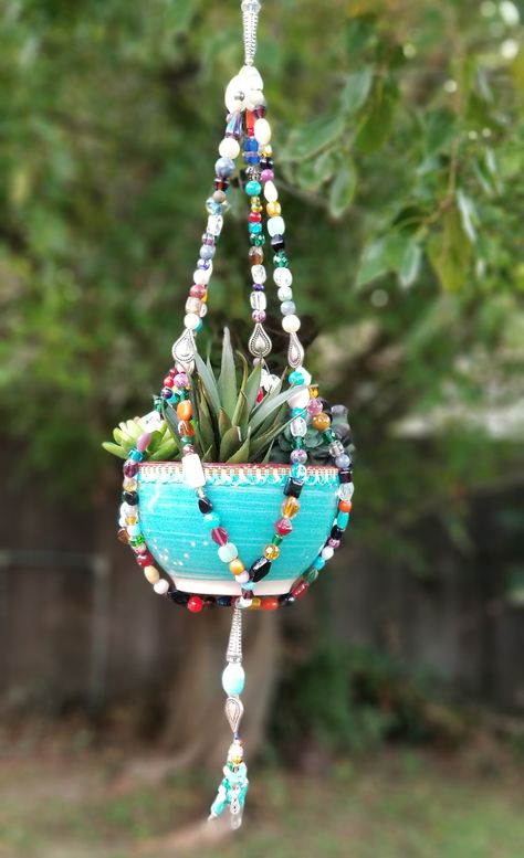 Glass Bead Crafts, O J Simpson, Macrame Plant Hanger Patterns, Diy Plant Hanger, Astuces Diy, Macrame Plant Hangers, Beaded Crafts, Garden Art Sculptures, Hanging Planter