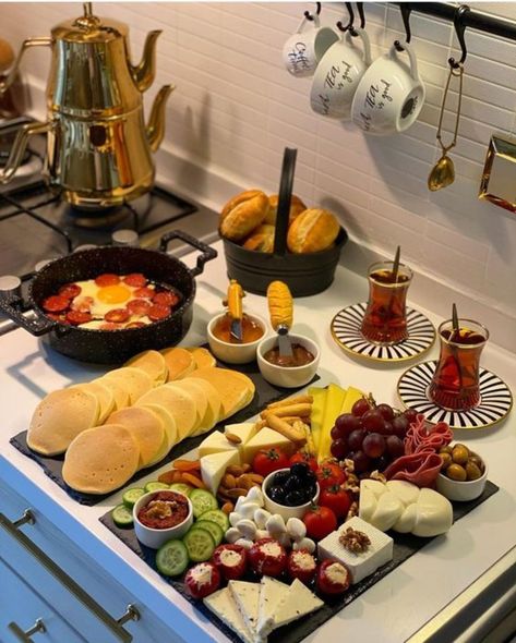 35+ Gorgeous Mothers Day Brunch Ideas To Show Your Love - HubPages Mothers Day Brunch Ideas, Breakfast Platter, Favorite Breakfast Recipes, Brunch Buffet, Party Food Platters, Mothers Day Brunch, Food Displays, Brunch Ideas, Buffet Food