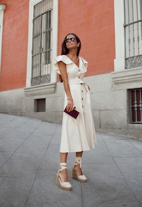 Con alpargatas, zapatillas o sandalias planas: el vestido camisero que más llevarás hasta otoño - Foto Espadrilles Outfit Summer, Alpargatas Outfit, Espadrilles Outfits, Espadrilles Outfit, Outfit Primavera, Mode Boho, Looks Chic, Feminine Outfit, Cute Summer Outfits