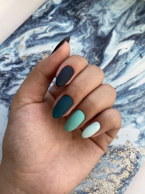 Green Nail Gradient, Blue Green And Black Nails, Blue To Green Nails, Gradient Green Nails, Blue Green Nail Color, Dark Blue And Green Nails, Gradient Nails Blue, Greenish Blue Nails, Nail Designs Gradient