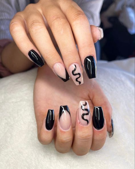 Black snake acrylic nails Snake Halloween Nails, Simple Snake Nails, Reputation Era Nails, Snake Nails Acrylic, Reputation Nails Taylor Swift, Black Snake Nails, Snake Nails Designs, Taylor Swift Nail Art, Reputation Nails