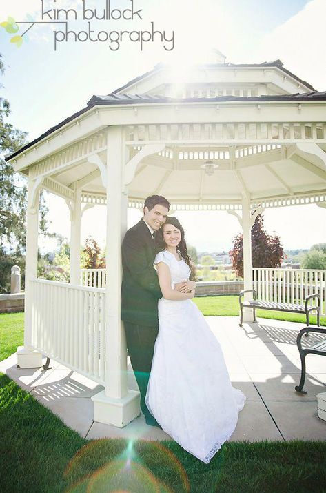 Gazebo Photoshoot, Gazebo Pictures, Beach Wedding Pics, Prom Photography Poses, Marriage Stills, Wedding Gazebo, Wedding Photography List, Prom Dinner, Homecoming Pictures