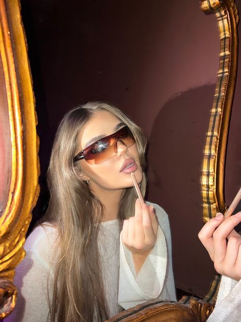 Lipgloss Mirror Pic, Mirror Poses Women, Mirror Selfie Photoshoot, Mirror Pic Inspo Aesthetic, Writing On Mirror Photoshoot, Lip Gloss Mirror Pic, Mirror Pic Inspo Instagram, Lipstick Mirror Photoshoot, Sunglasses Photoshoot Photo Ideas