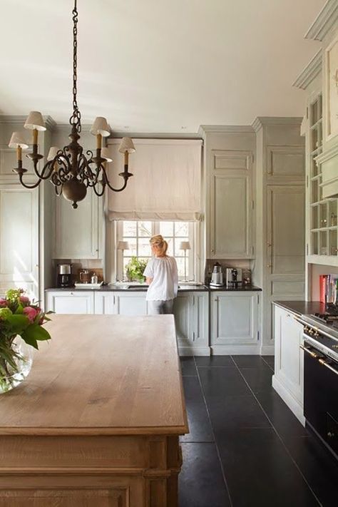 love Greige Design, Casa Clean, Classic Kitchen, Kitchen Farmhouse, Transitional House, The Ceiling, Counter Top, Beautiful Kitchens, Cheap Home Decor