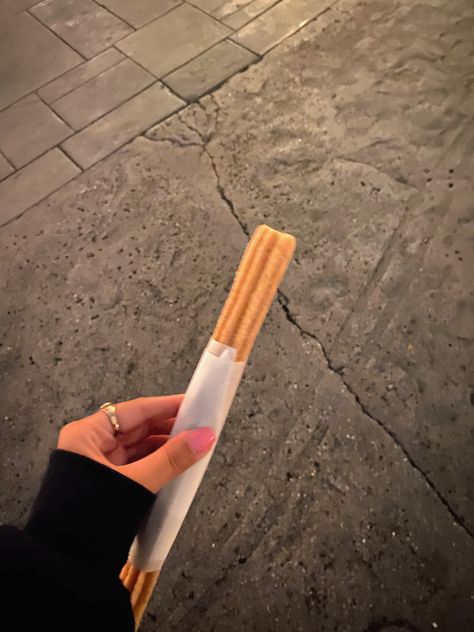 Disney Churros Aesthetic, Churro Aesthetic, Churros Disneyland, Churros Aesthetic, Disney Churros, Disneyland Churros, Disney World Restaurants, Disney World Food, Disney Snacks