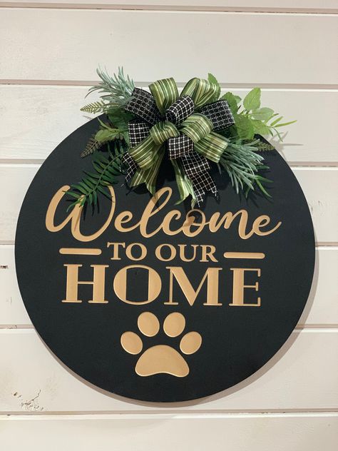 Door hanger to welcome your guests Paw Print Door Hanger, Farmhouse Front Door Decor, Gorgeous Doors, Carved Wood Signs, Welcome To Our Home, Wood Door Hangers, Christmas Door Hanger, Silver Christmas, Everyday Wreath