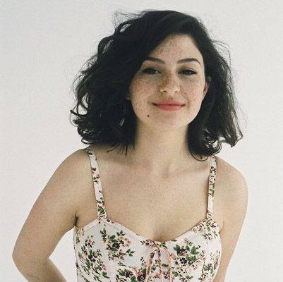 Alia Shawkat... So cute with all those freckles. Alia Shawkat, Female Character Inspiration, Celebrities Female, Character Inspiration, Pretty People, Beautiful People, Black Hair, Curly Hair Styles, A Woman